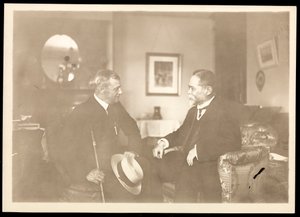 Contra-almirante Robley Dunglison Evans sentado com outro homem, 1906 (impressão em gelatina de prata)